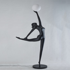 人物芸術彫刻ボールを挙げるフロアランプ設計者ホテルのリビングロビー展示室の創意的な人体置物