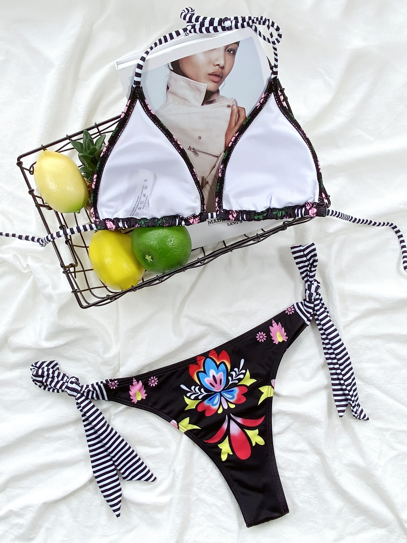 Bikini con estampado de colores y cuello halter con cordones NSDA135032