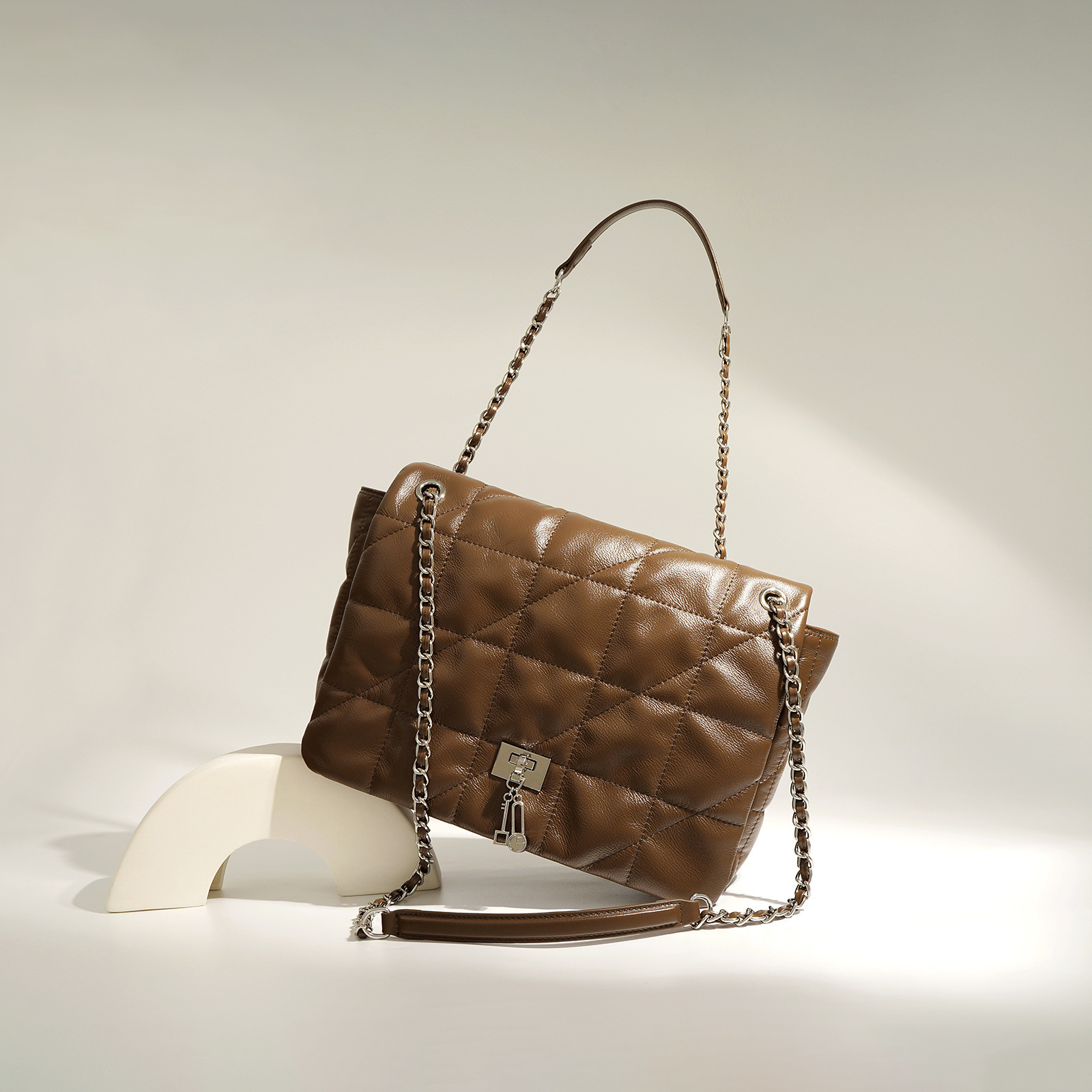 Fashionable classic design retro one-shoulder bag