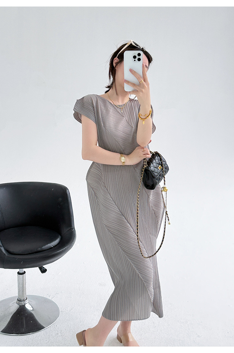 Đầm maxi nữ tay ngắn thiết kế xếp ly Issey Miyake ôm eo — màu đen chi tiết 19
