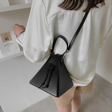 小众设计师款包包女2026新款糖果色三角包斜挎包个性手拎包跨境