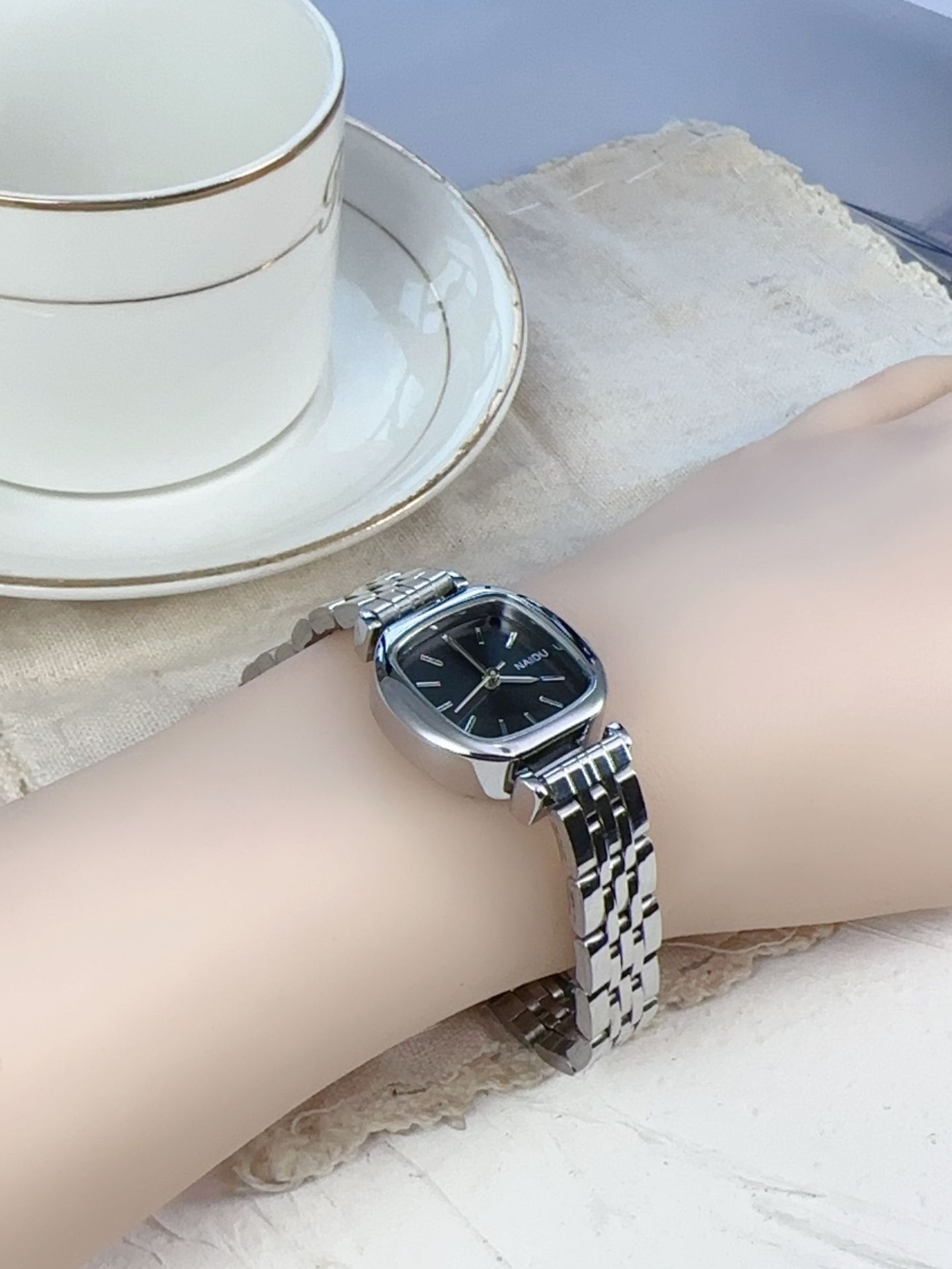 Women's Gender Casual Style Casual Geometric Concealed Buckle Quartz Women's Watches