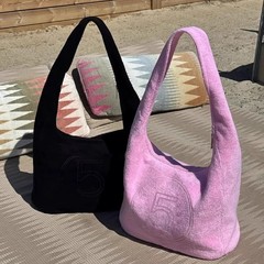 新しいインターネットセレブと同じスタイルのファッショナブルで多用途なピンクのタオル生地の凹面デザインのニッチなショルダーバッグ