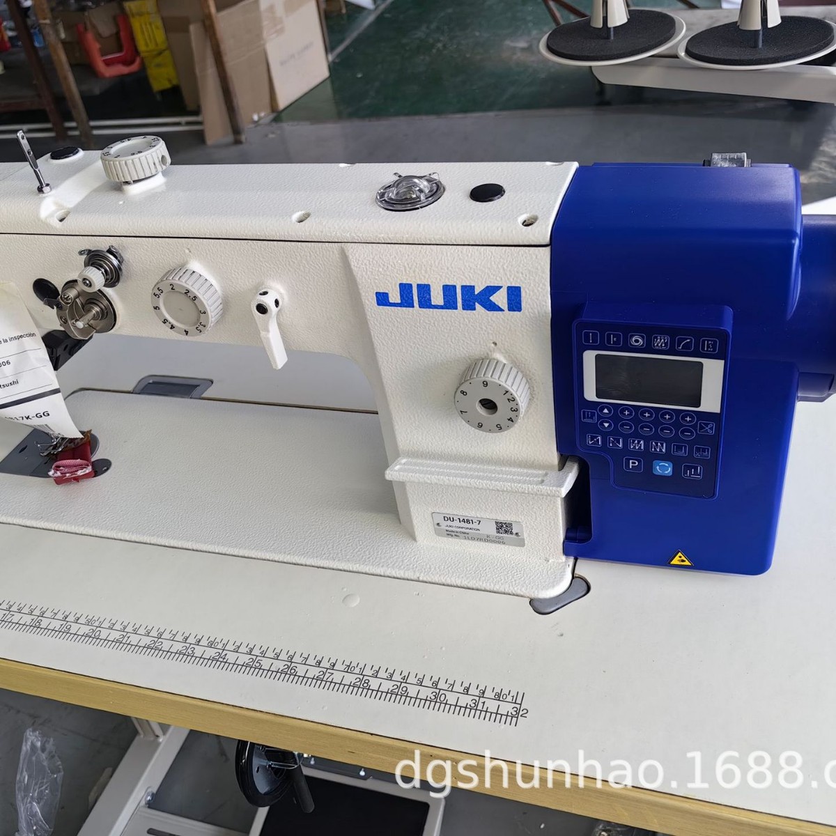 Máquina de Coser JUKI/Heavy Duty DU-1841-7 de Una Aguja y Triple Sincronización para Cuero y Materiales Gruesos, Apta para Acolchado