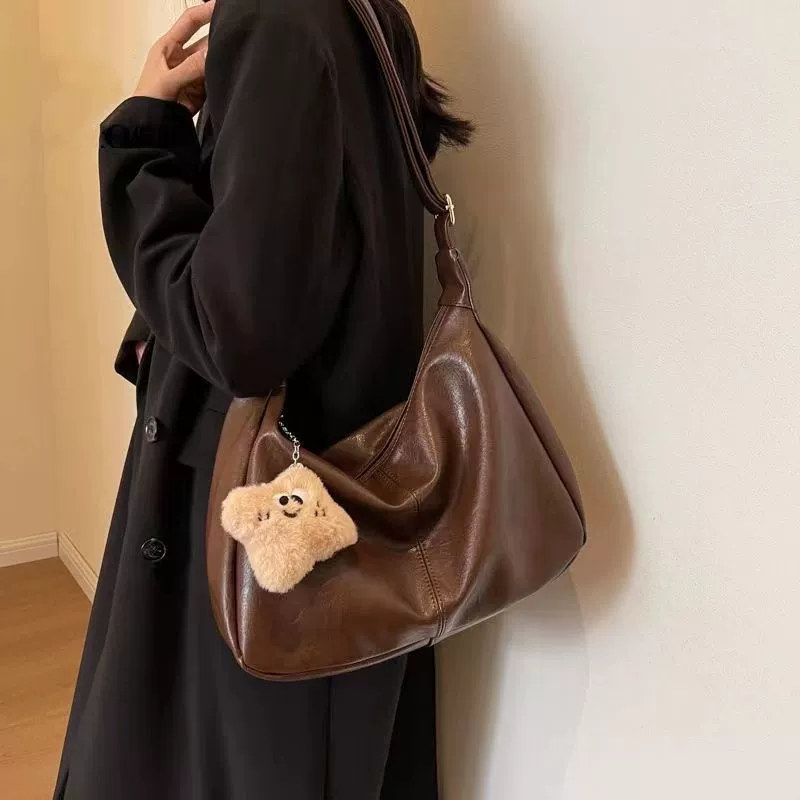 Shoulder bag, retro capacious one-shoulder bag for leisure, high-end