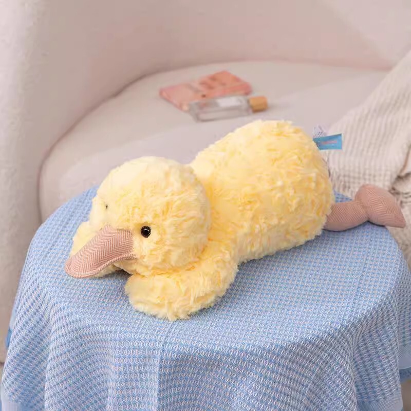 正規版のかわいいうつ伏せ姿のヒグマのウサギのぬいぐるみのぬいぐるみのぬいぐるみのアヒルのソファーの置物の子供は枕を抱いてかわいいです。|undefined