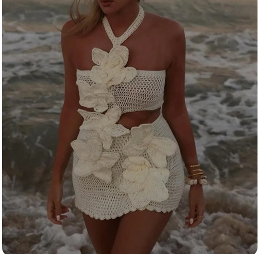 Gestricktes Damen Strandkleid Mit Neckholder Und Blumenmuster_voghion.com