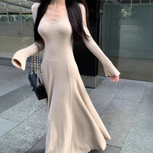 温柔风气质V领内搭长袖针织连衣裙女冬季纯色性感收腰修身长裙子