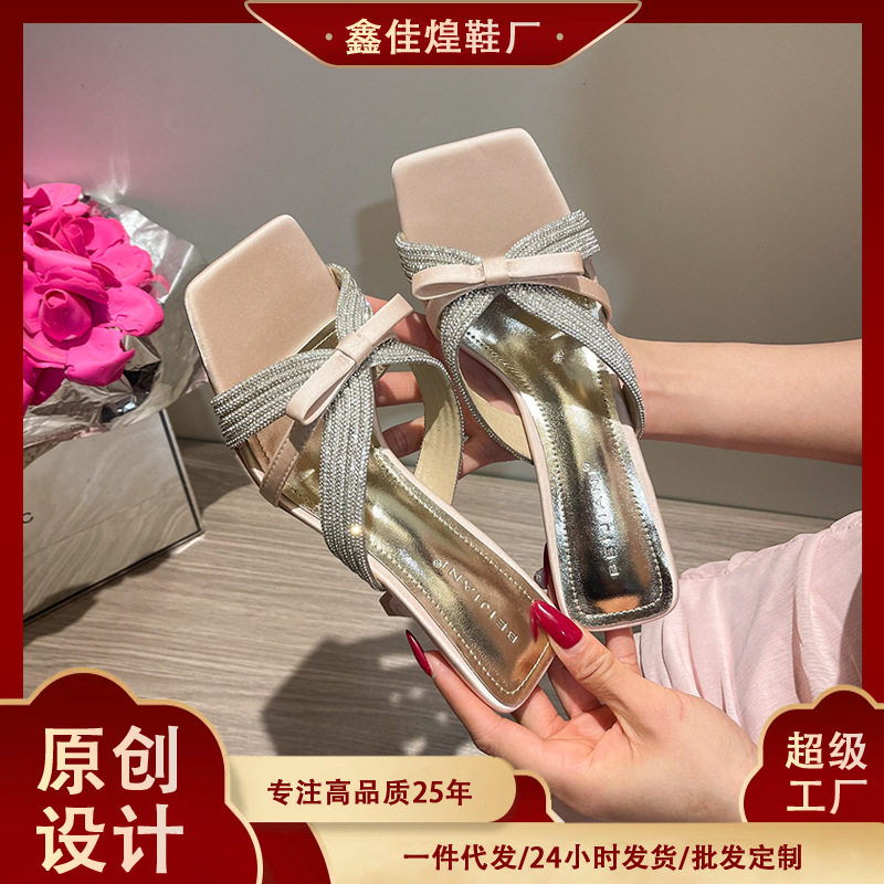 Dép sandal nữ cao gót mũi vuông hở ngón, quai chéo đính đá và nơ, phong cách thanh lịch — Màu bạc, Màu vàng, Màu đen