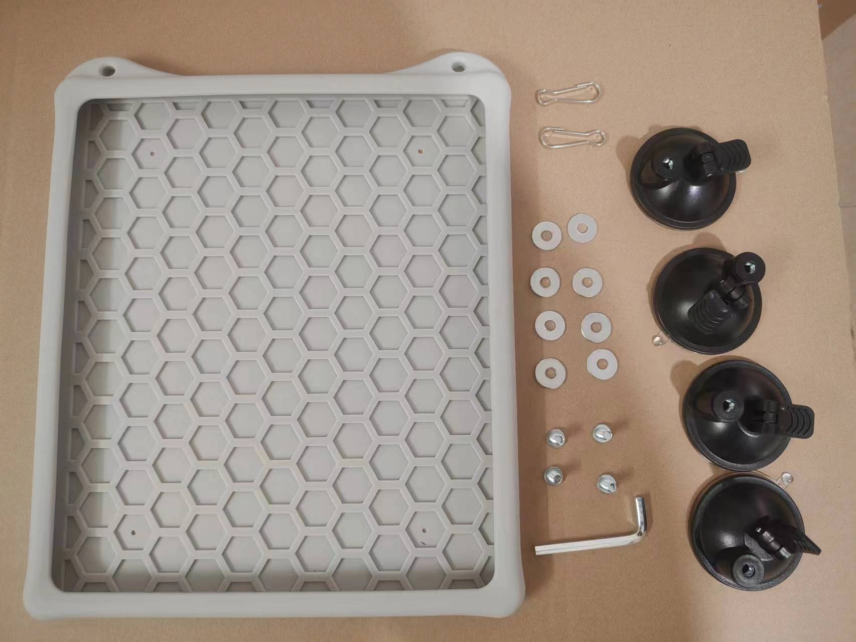 후크가 있는 흰색 흡입 컵 4개