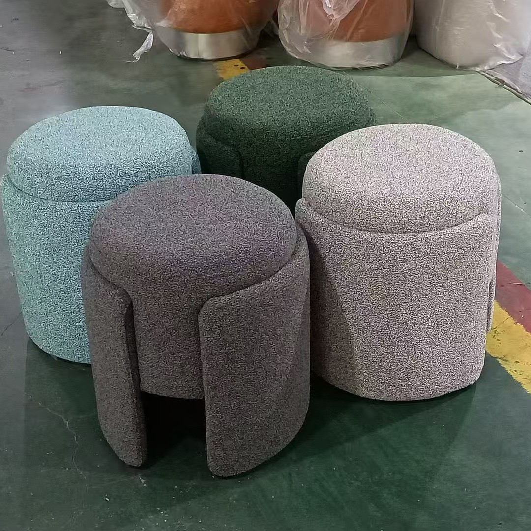 Taburete de tocador de terciopelo de peluche Taburete de tocador de apartamento pequeño de lujo ligero Taburete de tocador para el hogar de dormitorio Taburete redondo de maquillaje rojo neto