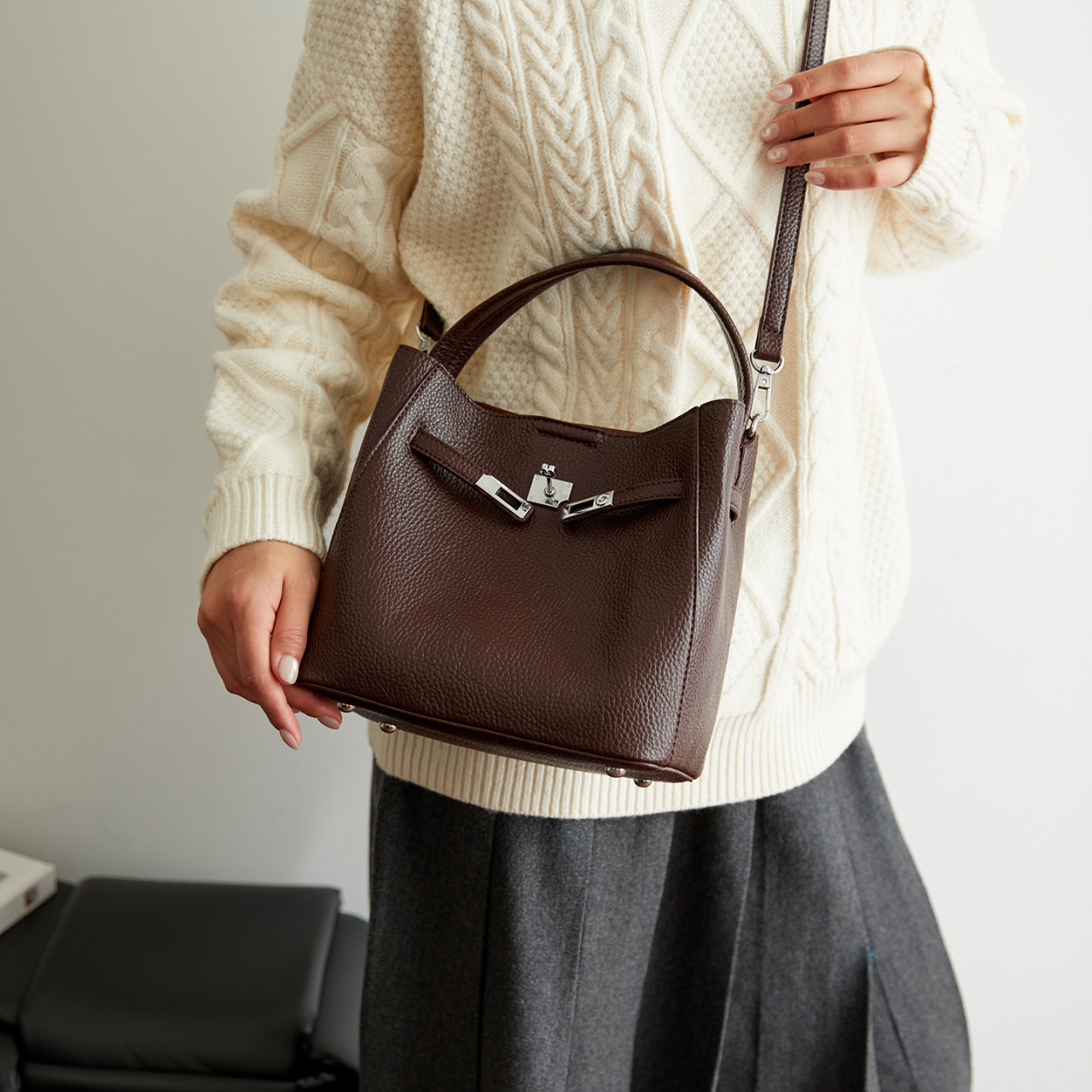 Bolso coreano de cuero suave litchi de gran capacidad de un solo hombro bolso de cubo 2025 nuevo bolso de cinturón de bloqueo para mujeres