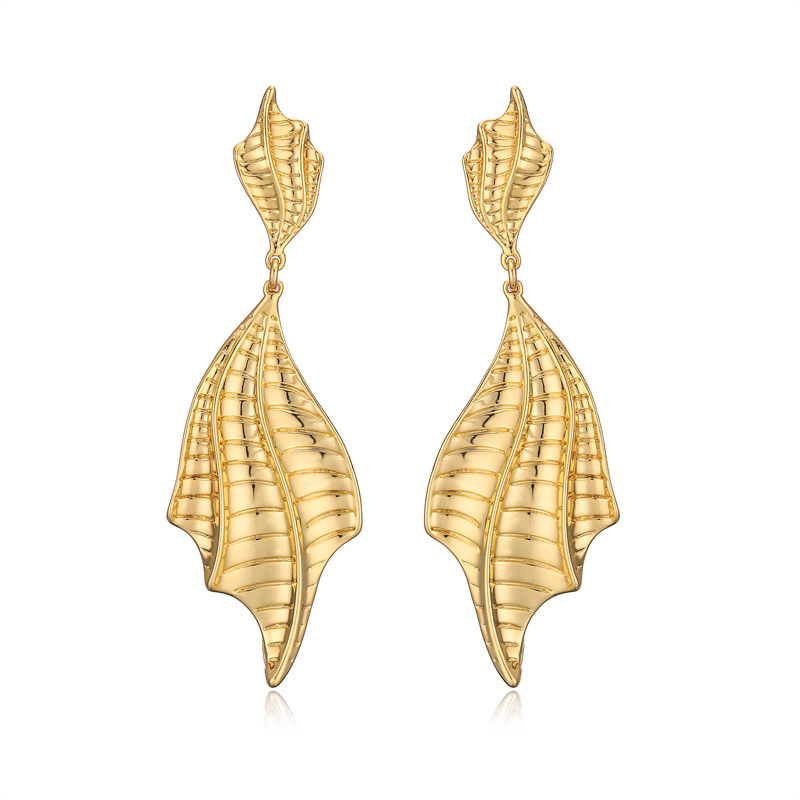 Europa y los Estados Unidos transfronterizos 18K metal de moda fría vientos de alta sensación pendientes de arce exagerados pendientes irregulares