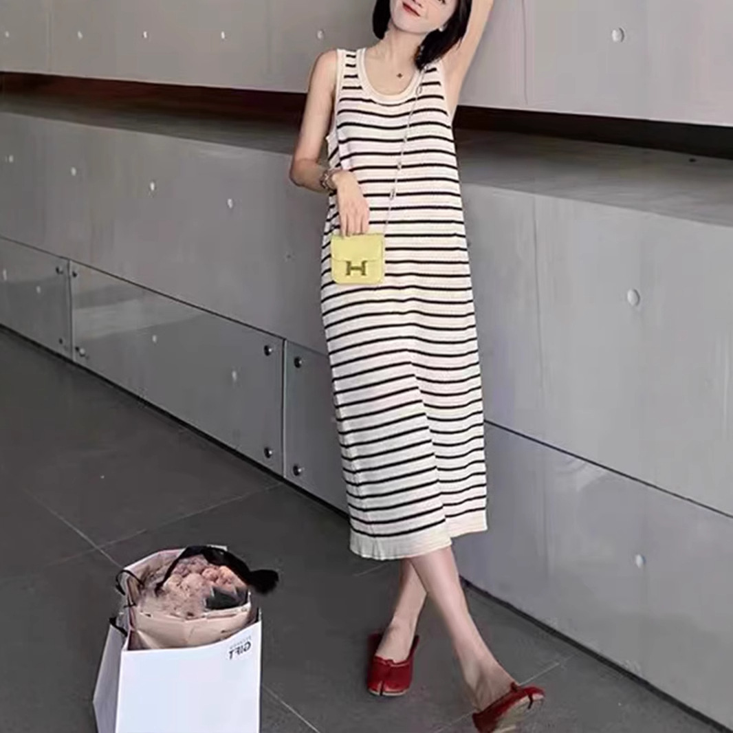 Vestido de punto a rayas de color contrastante verano 2025 nuevo delgado sin mangas suelto glutinoso delgado falda media larga de moda