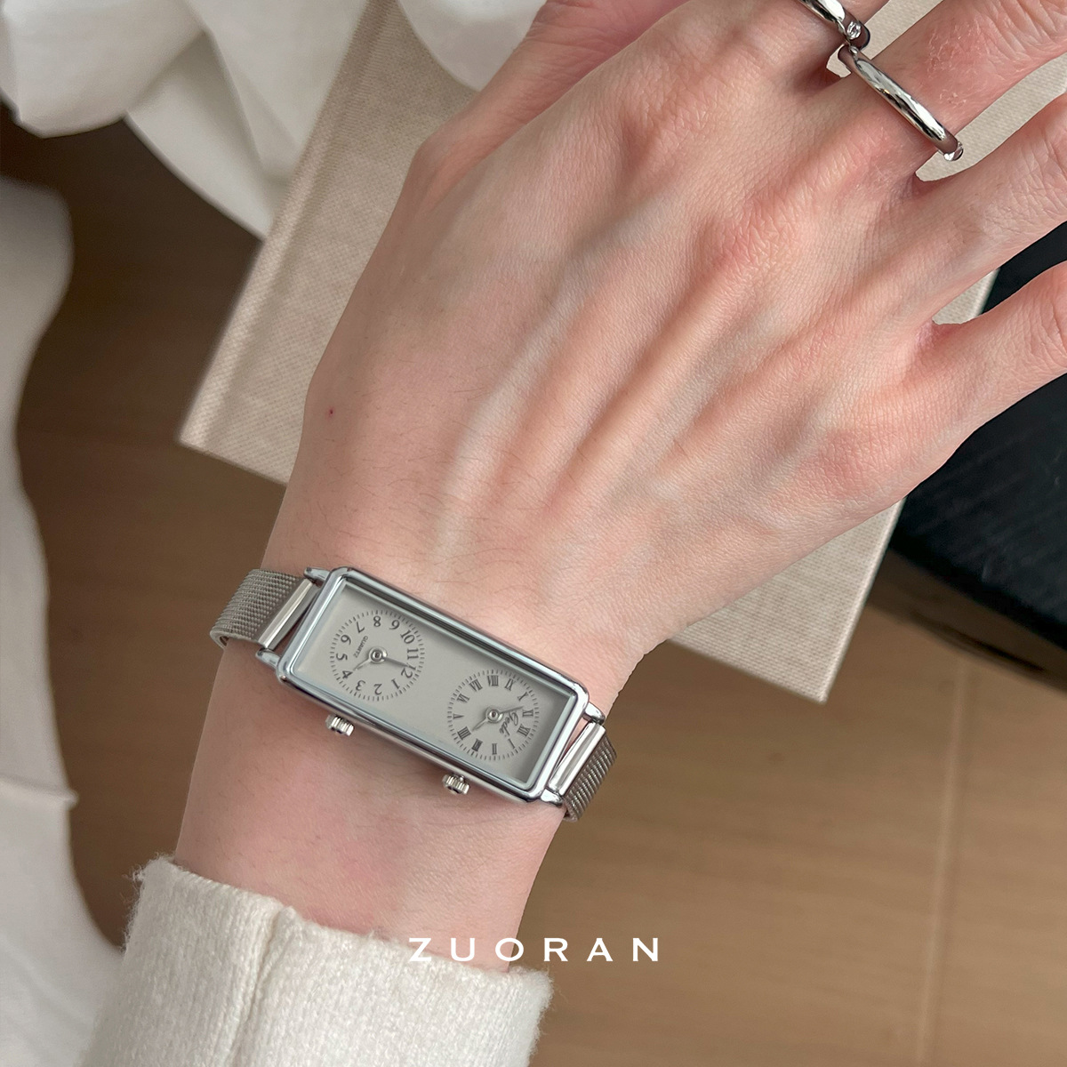 ZUORANダブル文字盤デザイン感対外貿易人気ファッション高級感実用カジュアル百合レディース腕時計
