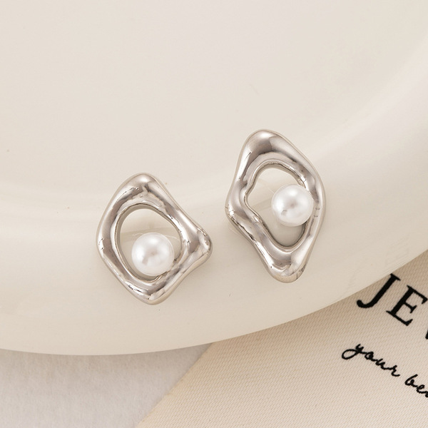 Geometric fashionable sophisticated universal design earrings pearl