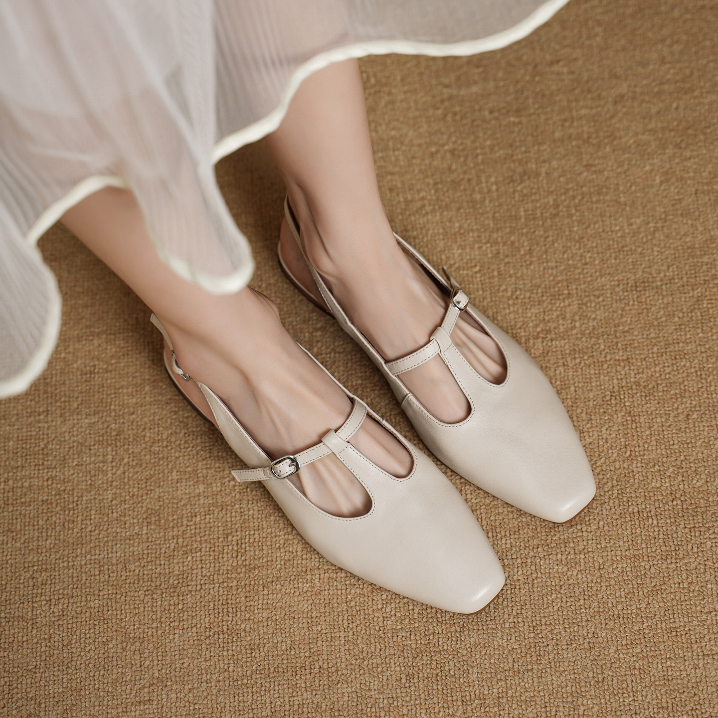 Sandal nữ quai ngang da bò gót vuông 3 cm khóa T — màu trắng ngà