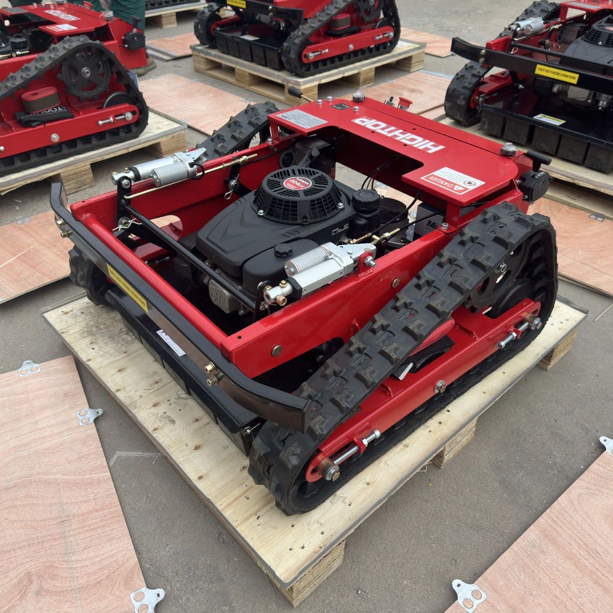 出口泰国履带式遥控割草机 四冲程9马力汽油除草机遥控智能割草机