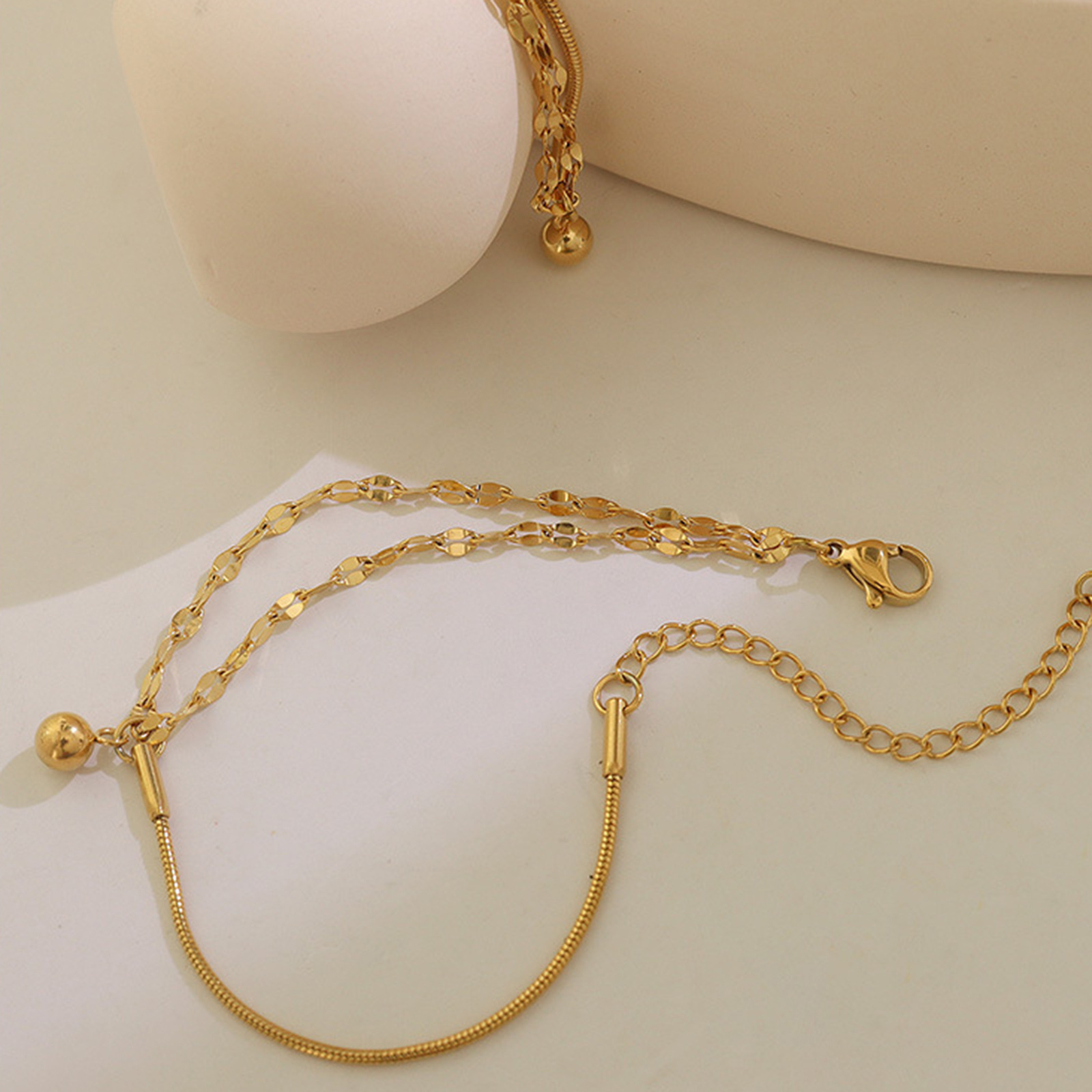Europa y América nicho todo fósforo doble cadena de labios costura cadena de hueso de serpiente colgante de bola de acero pequeño acero chapado en titanio brazalete de oro de 18 quilates mujer