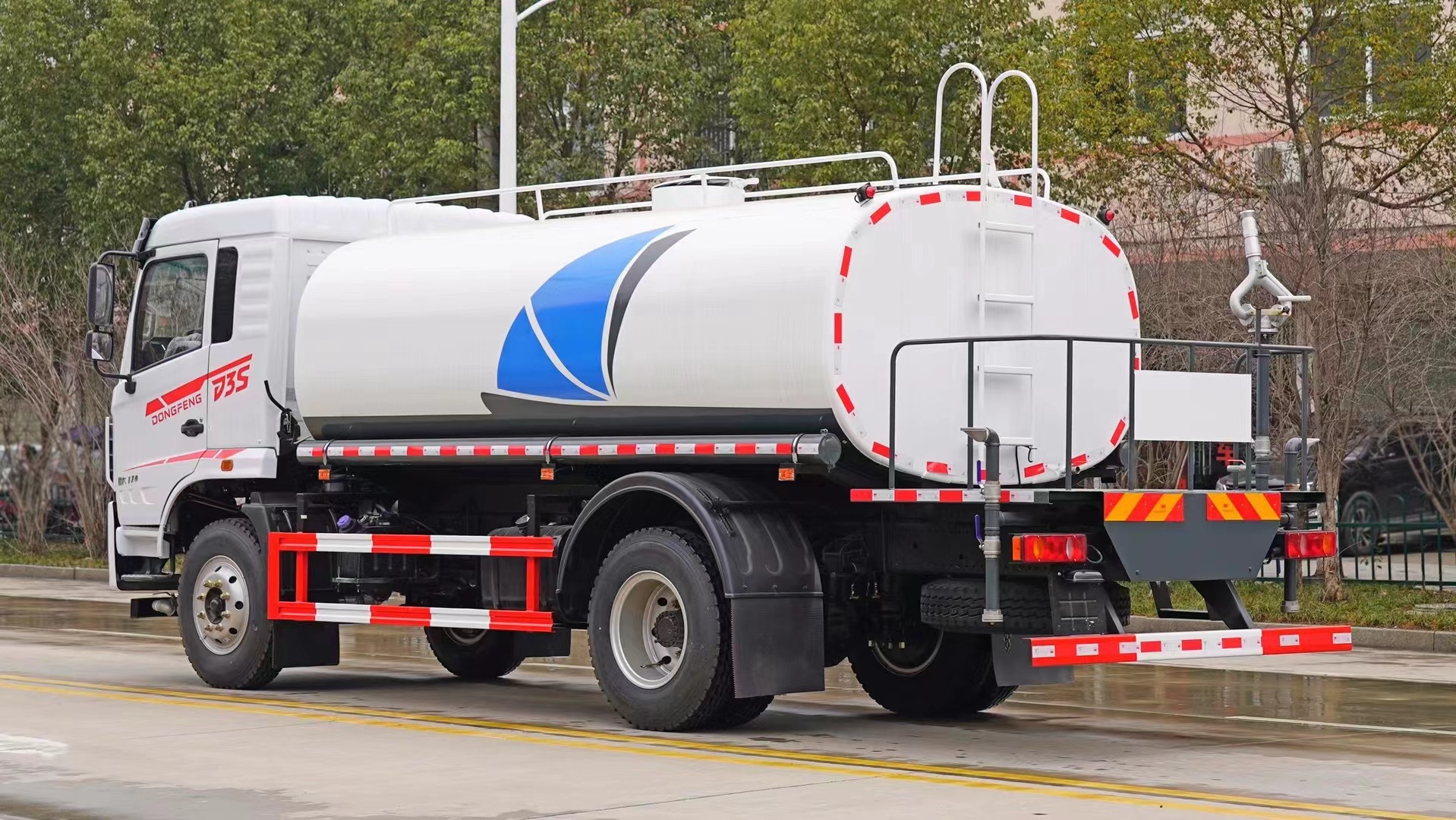Dongfeng 12-Cubic Meter Sprinkler Truck Manufacturer 15-Ton High-Pressure Water Cannon Sprinkler Truck Agricultural Sanitation and Greening Sprinkler Truck Price
