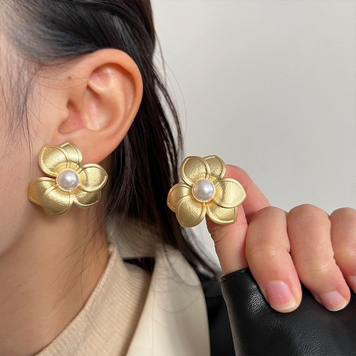 Retro Hong Kong-style earring for women, 2024 new trendy popular niche high-end gold versatile earrings