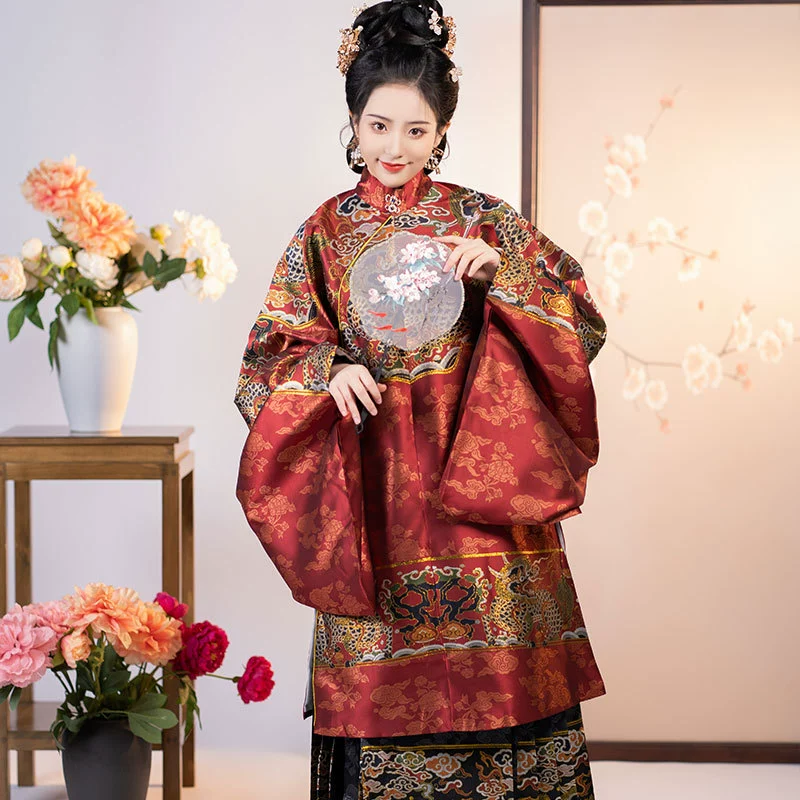 Оригинальное женское пальто Hanfu 2025 года, новый стиль, длинное пальто в стиле Мин с воротником-стойкой и диагональной планкой, с парчовой вышивкой, праздничный наряд для пар на Новый год и свадьбу, подходит для весны и осени.