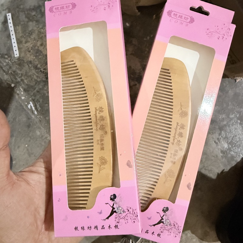 桃の木の櫛は柄の月形の保健の木があります。|undefined