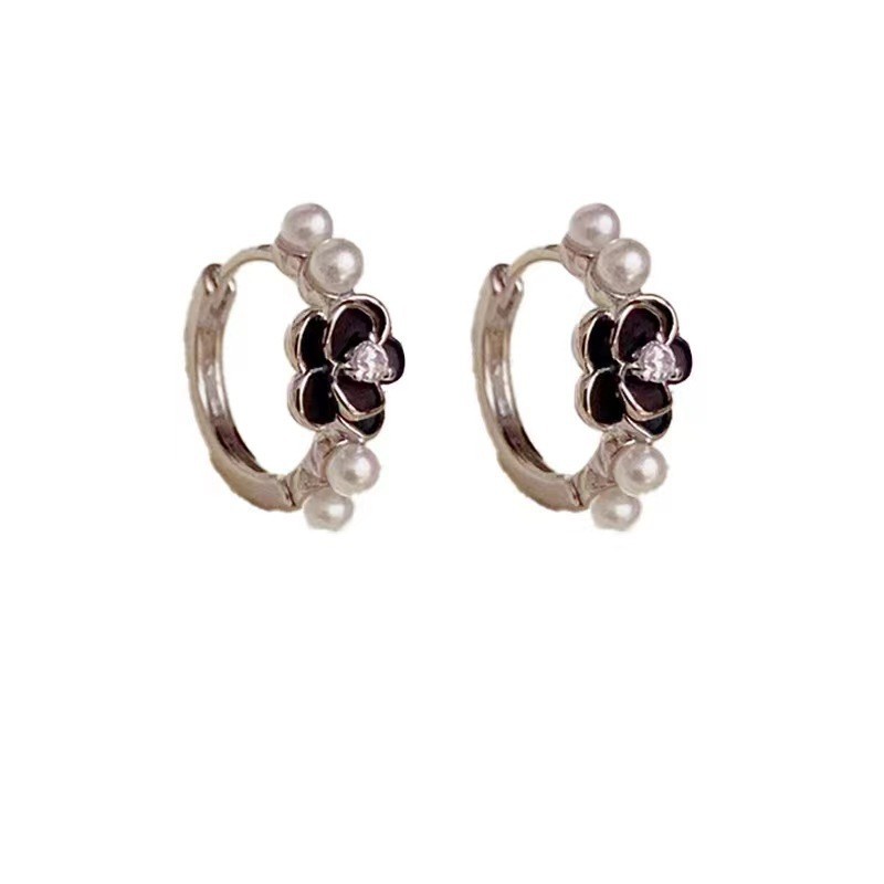Labret piercing jewelry detail image