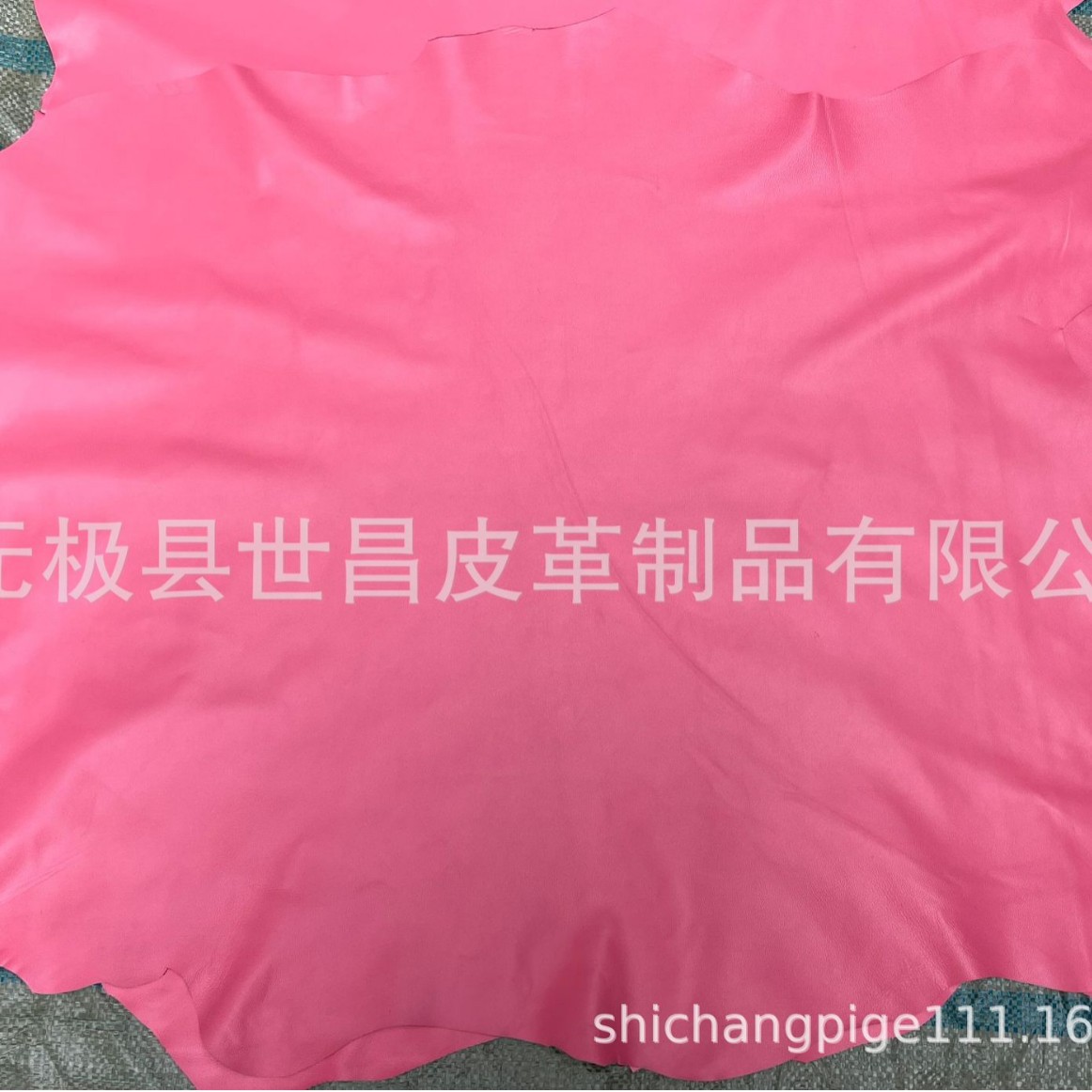 핑크색 1층 양가죽, 의류용 가죽, 장갑용 가죽, 신발 갑피, 신발 안감, 가방용 가죽, 다양한 질감과 두께를 맞춤 제작할 수 있습니다.