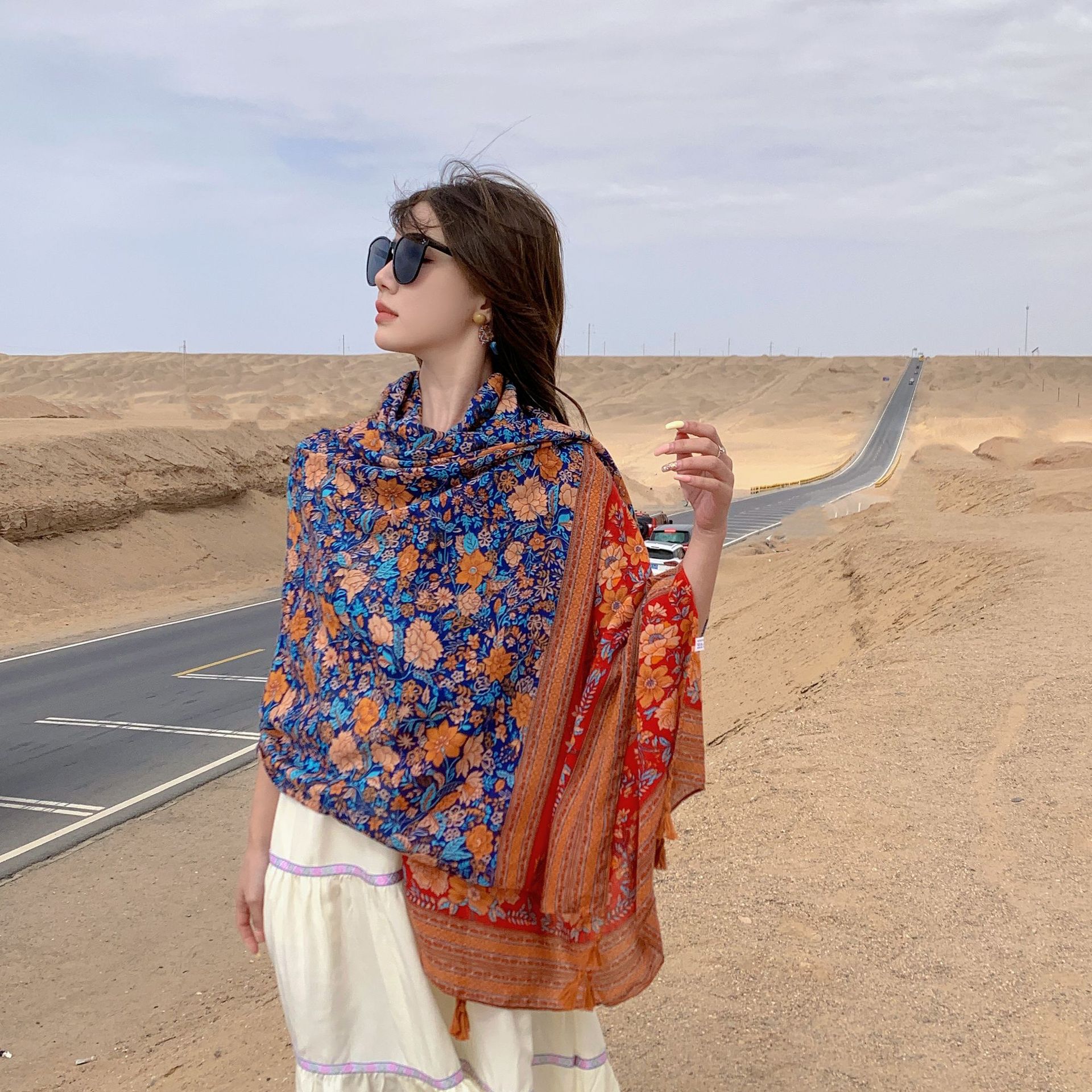 2023 Nuevo Yunnan Lijiang Viajes vacaciones chal rojo y azul con estilo étnico bufanda de algodón y lino sensación bufanda para las mujeres