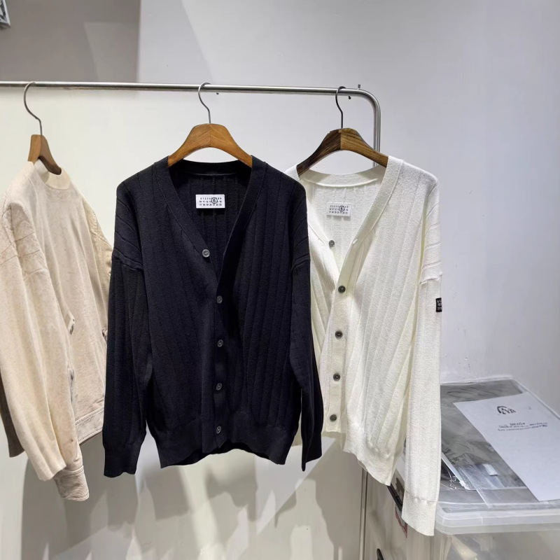 Light Luxury Style Striped Cardigan Knitted V-Neck Sweater for Men, Autumn and Winter Casual Solid Color Slim Fit Button-Up Long Sleeve Light Luxury Style Striped Cardigan Knitted V-Neck Sweater for Men, Autumn and Winter Casual Solid Color Slim Fit Button-Up Long Sleeve