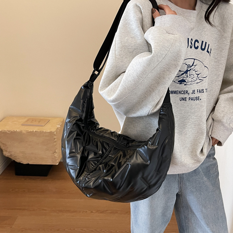 Bolso de bola de masa de mensajero de gran capacidad para mujer 2024 otoño e invierno nuevo estilo simple y moderno bolso de hombro coreano bolso de estudiante