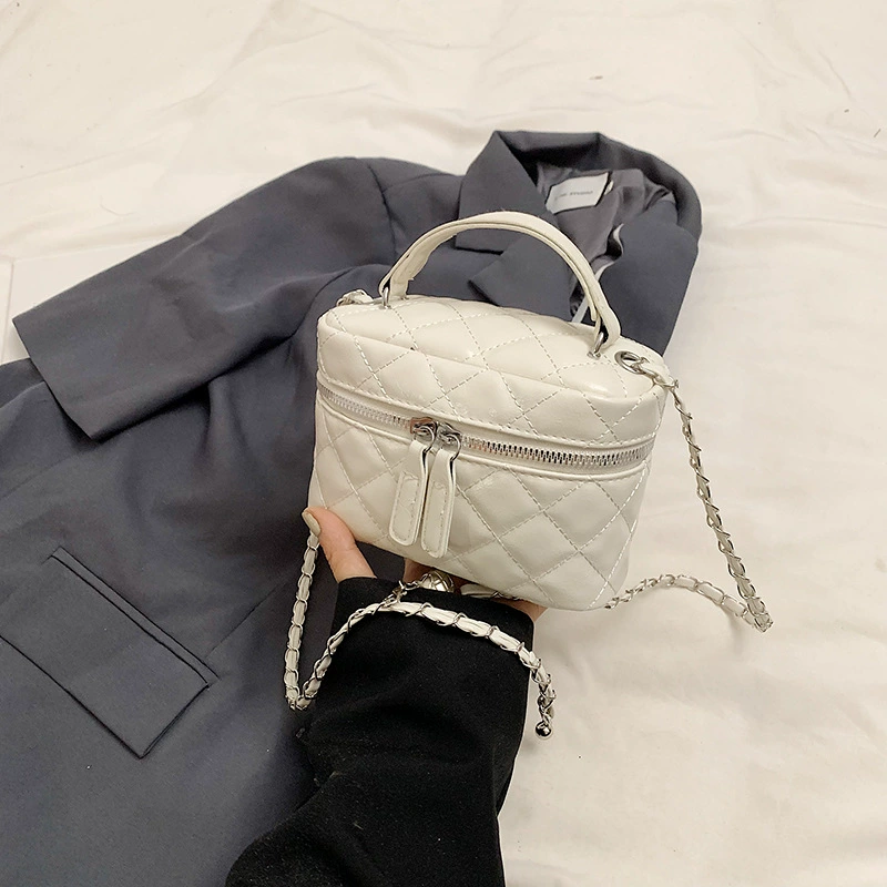 Small universal chain with diamond pattern, summer capacious one-shoulder bag
