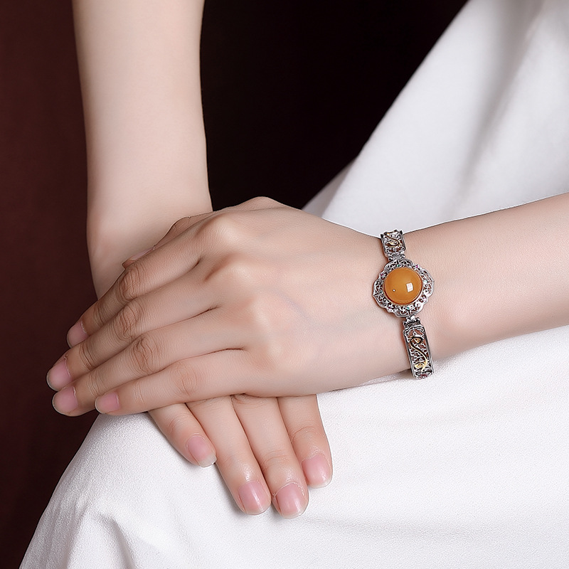 Vòng tay nữ bạc S925 đính charm sáp ong mặt trứng hoa mẫu đơn phong cách quốc gia cao cấp — Một chiếc