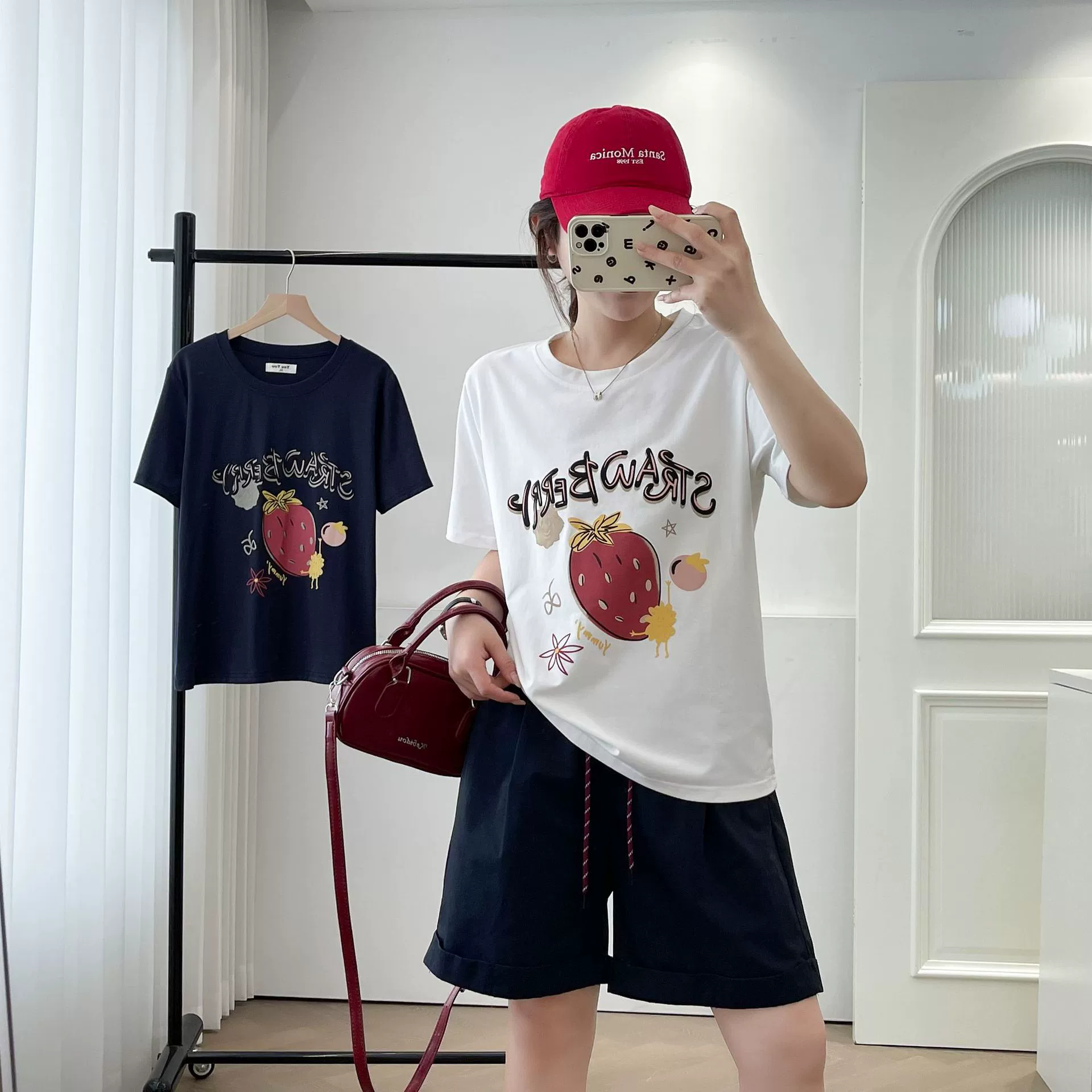 Женская футболка больших размеров с короткими рукавами для полных девушек, чтобы уменьшить возраст, повседневный дизайн с клубничным принтом на правом плече, утягивающий топ с круглым вырезом 990