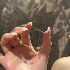 本物の金メッキジルコンの四角のブレスレットの韓国系の軽い豪華な気質のブレスレットの高級感のファッションの百合の手は卸売りの女性を飾ります。