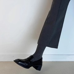 牛革版 ~ レトロ通勤本革の四角い靴と楽福靴の女性は小さい靴の黒色の中で靴を履いています。