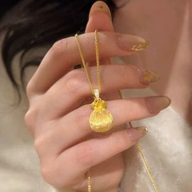 耳环;项链;耳钉