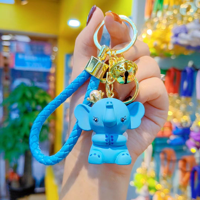 Dibujos animados lindo celebridad en línea corona pequeño elefante volador llavero lindo moda resina muñeca chica llavero bolsa teléfono móvil