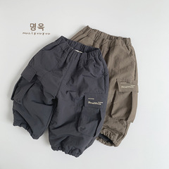 男女の子供服のアウトドアの服装のズボンとベルベットの保温韓国版の日本の個性的な潮の子供はレジャーのズボンの子供の潮を厚くします。