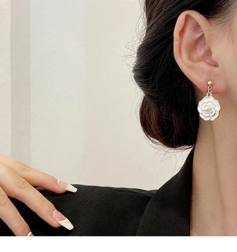 Korean Version Fashion Flower Earrings Design Pearl Asymmetric Earrings Niche Temperament Trend Earrings display picture 1