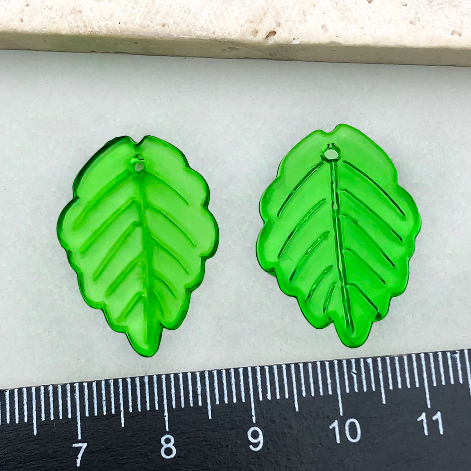 Simulación perforada chapada en color hoja de arce hoja verde hoja de uva accesorios de acrílico transparente hecho a mano pulsera decorativa de bricolaje cuentas