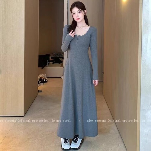 Elegant French-style black long-sleeve dress for women—early autumn, Hepburn-inspired, flowy silhouette, slimming fit, perfect as a versatile A-line base layer.