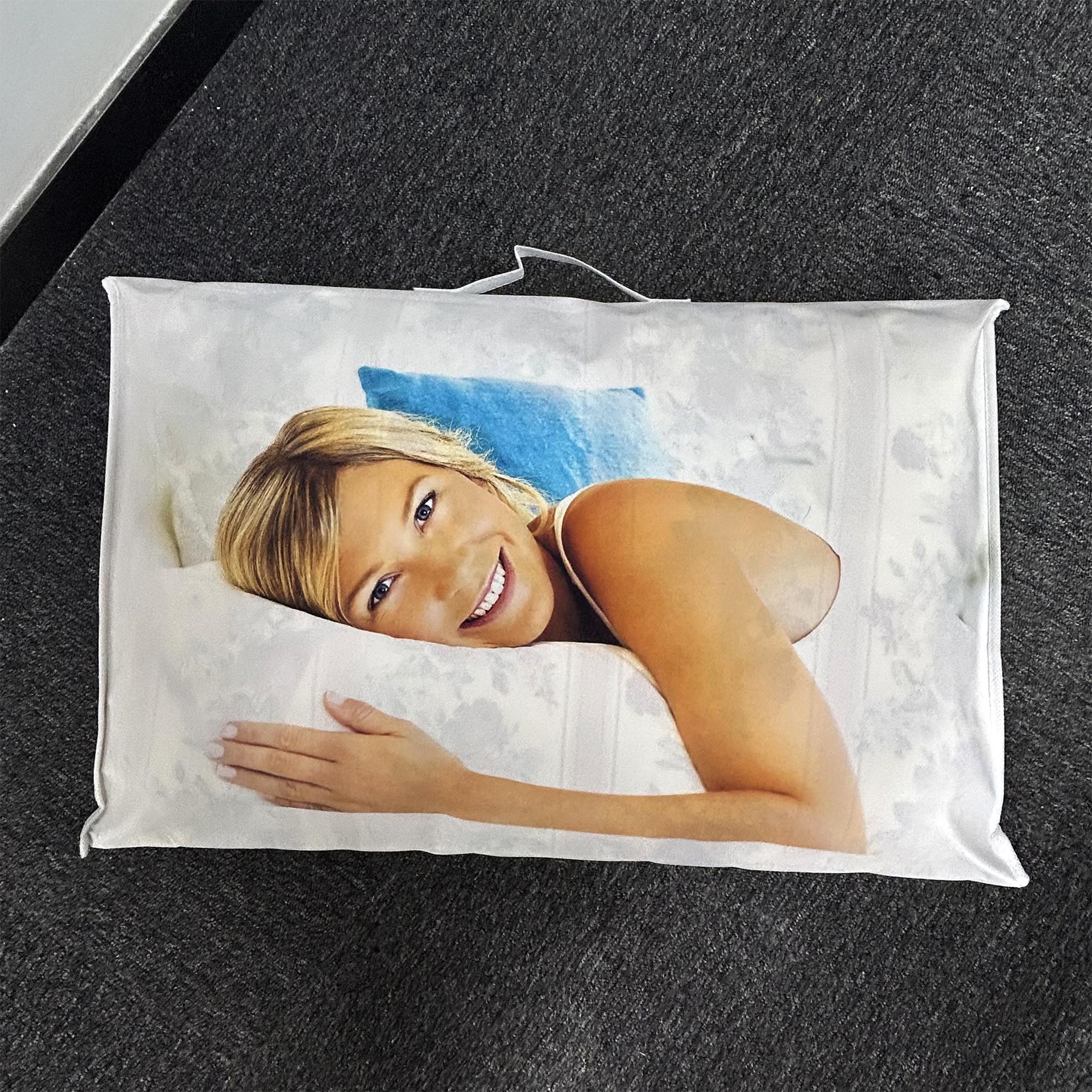 Cuatro piezas de colcha transparente de PVC portátil tejido de acero bolsa de embalaje a prueba de polvo almacenamiento no tejido bolsa de cremallera personalizada