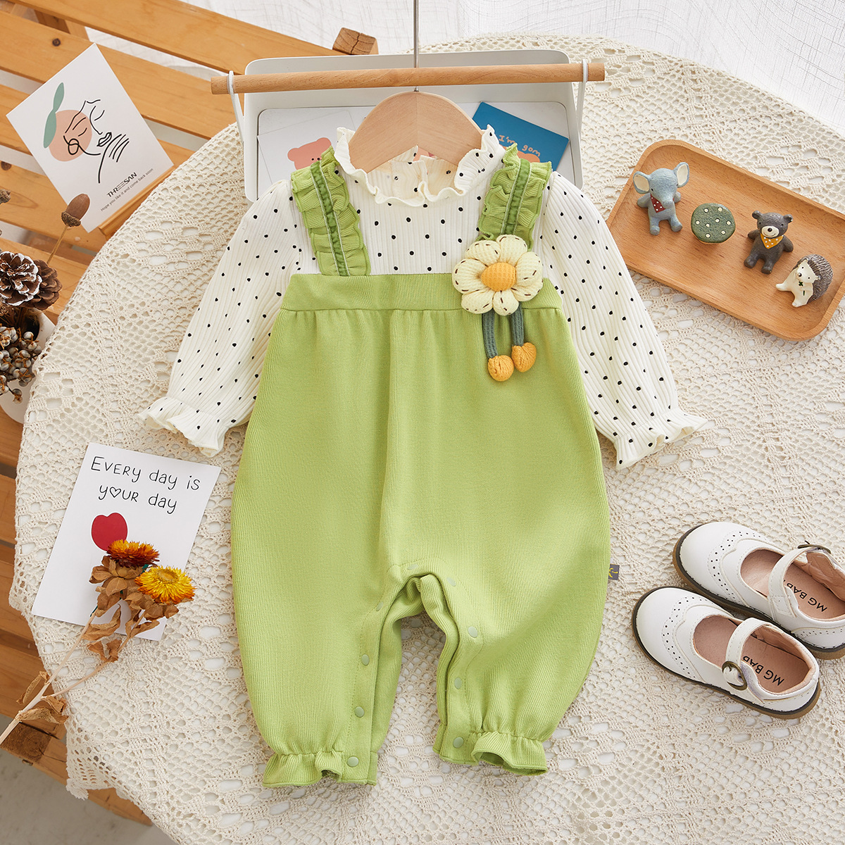 Children's autumn overall flower-shaped