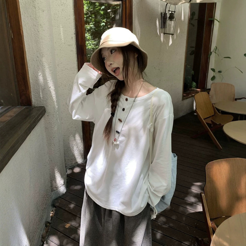 Love it so much! !【Slimming Henley Neckline】Korean-style campus long-sleeve T-shirt for women, a trendy and loose-fitting top that slims the figure