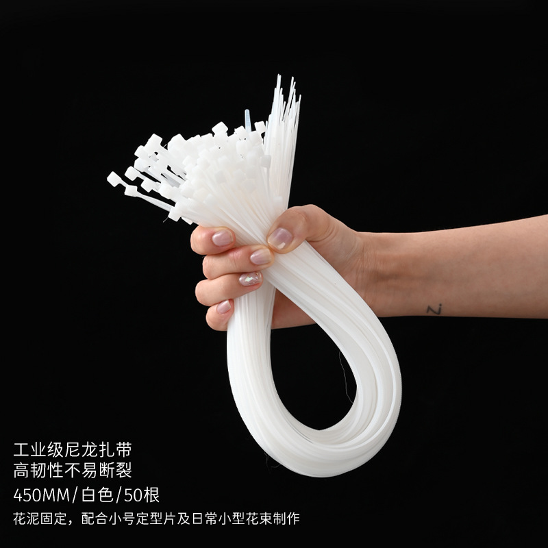 花屋の材料の花の花束を包装して手作りのdiyバラの花を刺します。