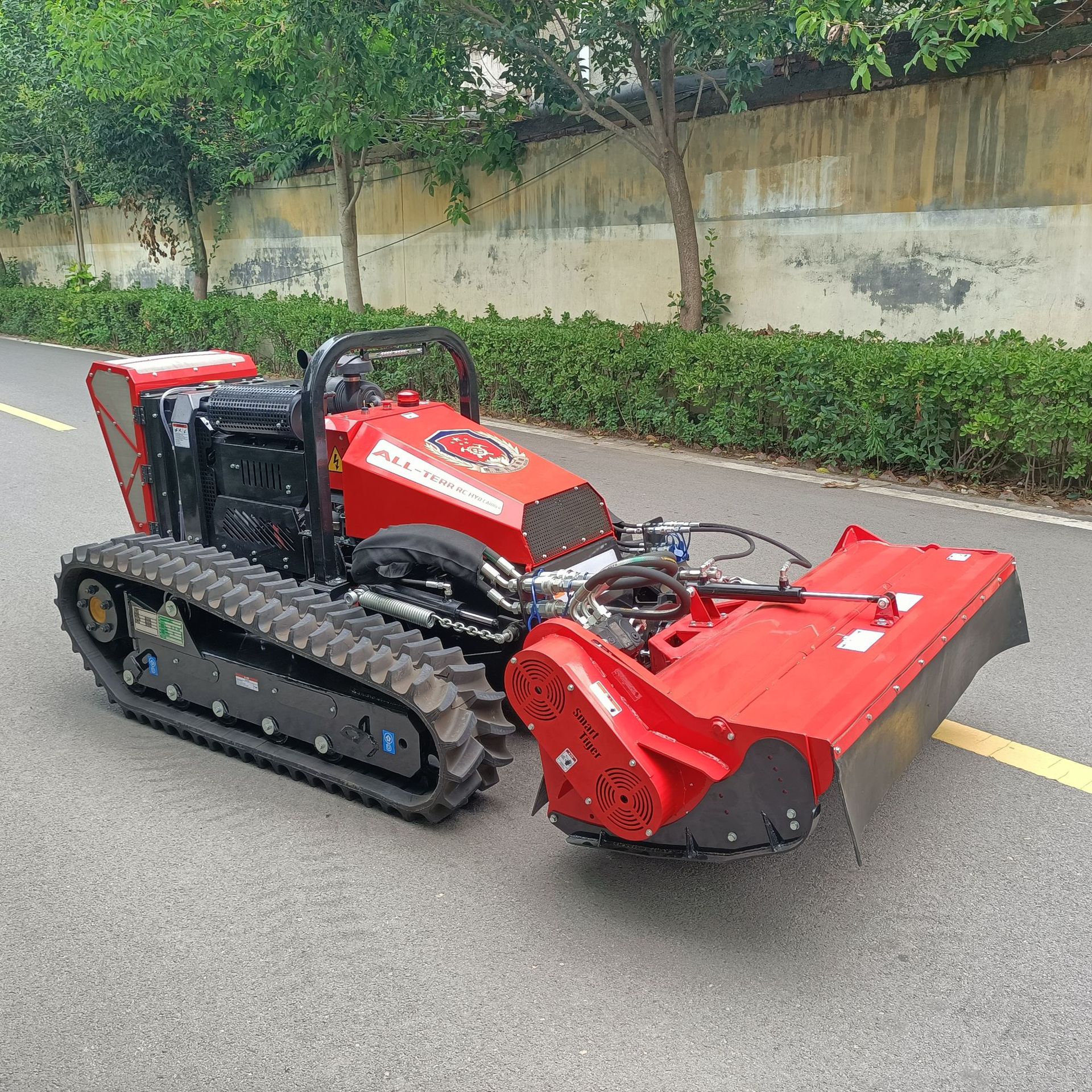 遥控开荒割草机遥控拓荒机高速边 爬坡55度履带自走割灌机厂家