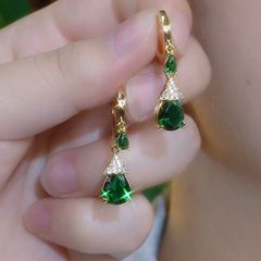 2025春夏の新型の緑の小衆の耳飾りは色を落とさないで小衆のデザイン感のジルコンのイヤリングのネットの赤い耳飾りの卸売りをします。