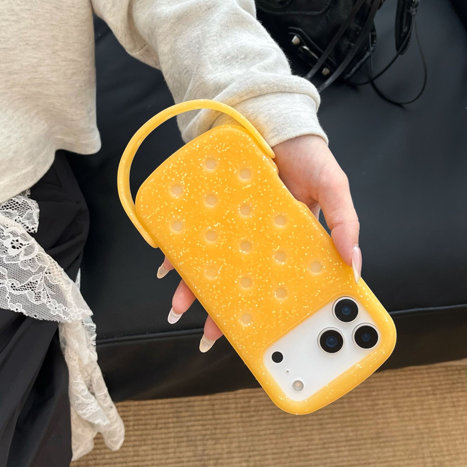 Aplicable para iPhone17ProMax zapatillas agujero agujero estuche de teléfono celular disipación de calor silicona protector a prueba de caídas Apple 17Pro